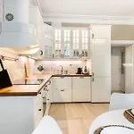 Exclusive And Spacious In Center דירה *
