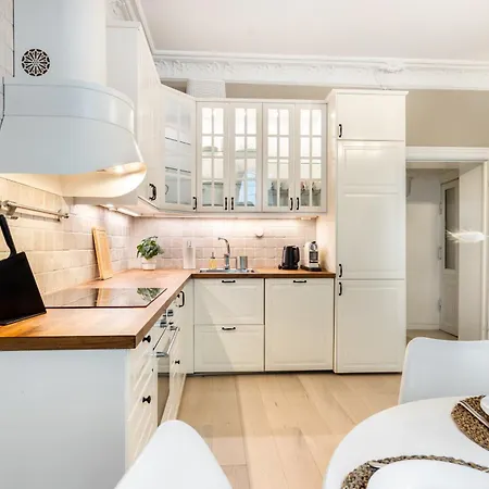 Exclusive And Spacious In Center Apartment *